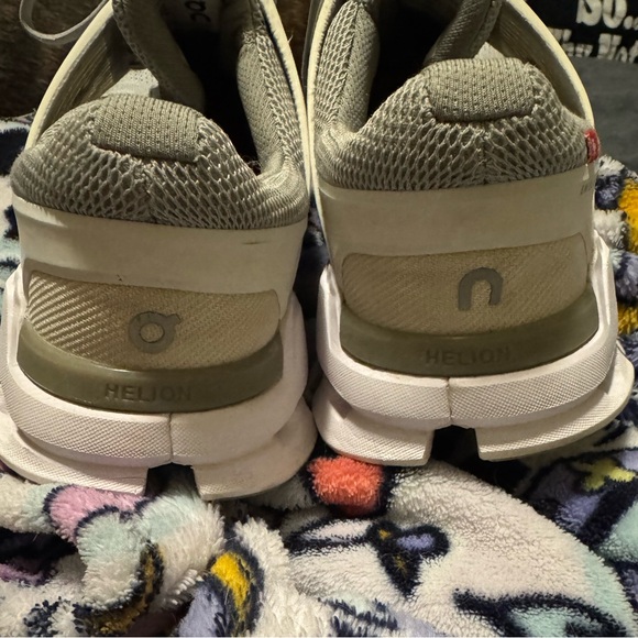 ON CLOUD RUNNING SHOES - Picture 4 of 6